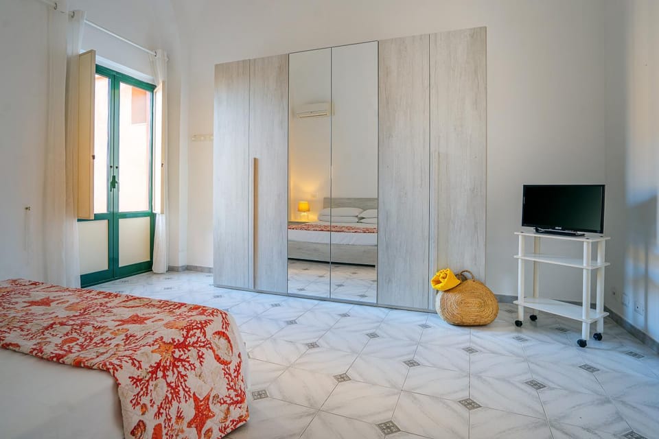 Bed, TV and multimedia, Photo of the whole room, Bedroom, wardrobe, air conditioner