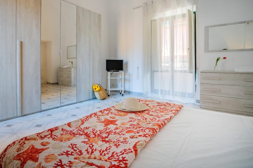 Bed, TV and multimedia, Balcony/Terrace, Photo of the whole room, Bedroom, towels, wardrobe, air conditioner