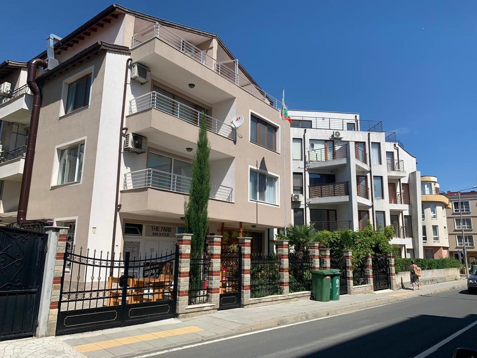 Property building, Neighbourhood