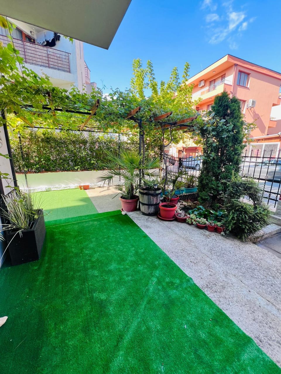 Property building, Spring, Day, Natural landscape, Garden, Garden view, Parking