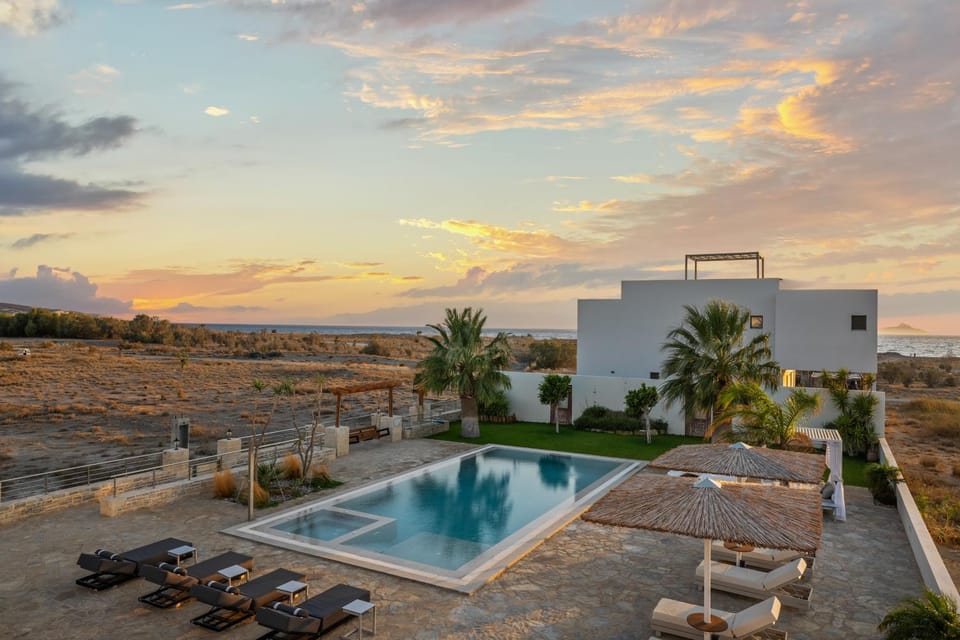 Property building, Day, Natural landscape, Mountain view, Pool view, Swimming pool, Sunrise, Sunset, sunbed