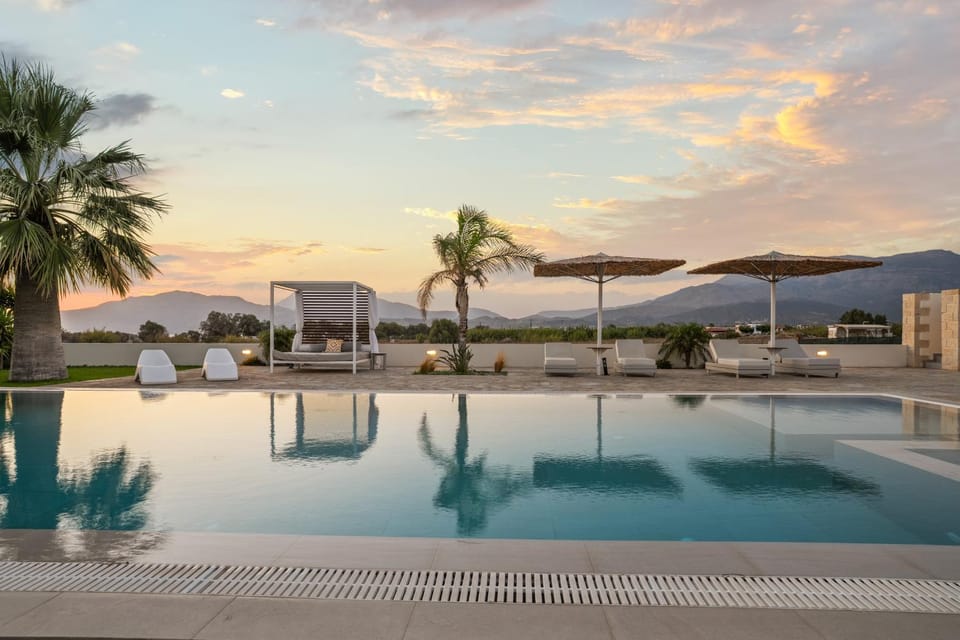 Property building, Day, Natural landscape, Mountain view, Pool view, Swimming pool, Sunrise, Sunset, sunbed