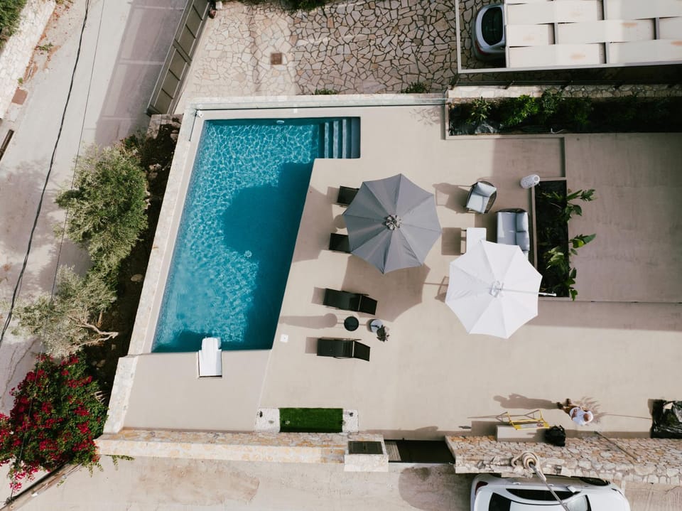 Property building, Patio, Day, Bird's eye view, Pool view, Swimming pool, Swimming pool, sunbed