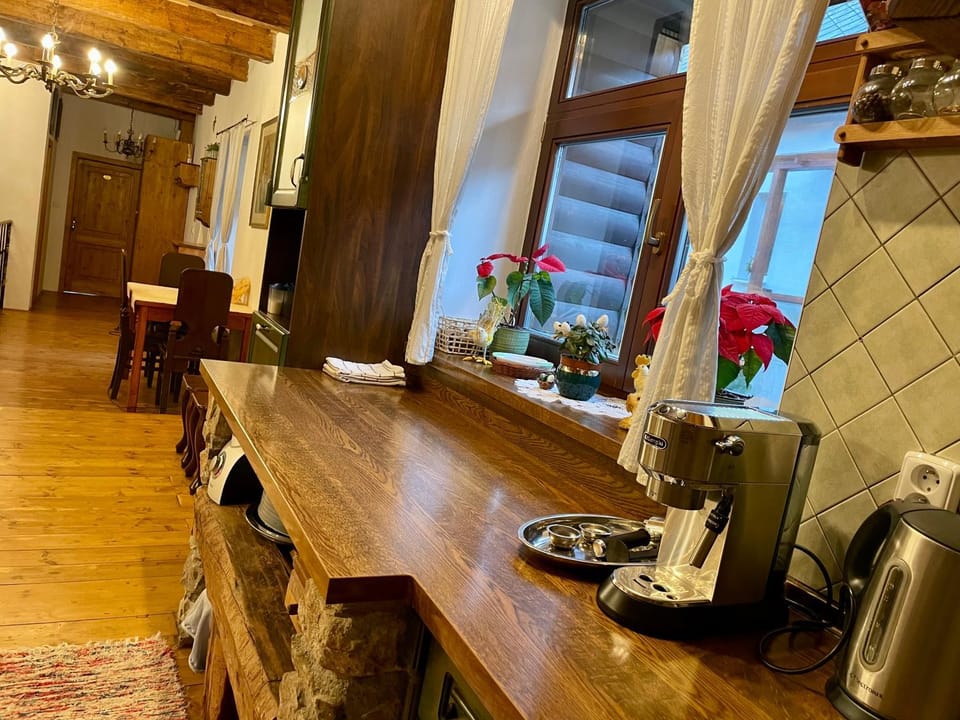 Coffee/tea facilities, Kitchen or kitchenette, Dining area, oven, stove, toaster