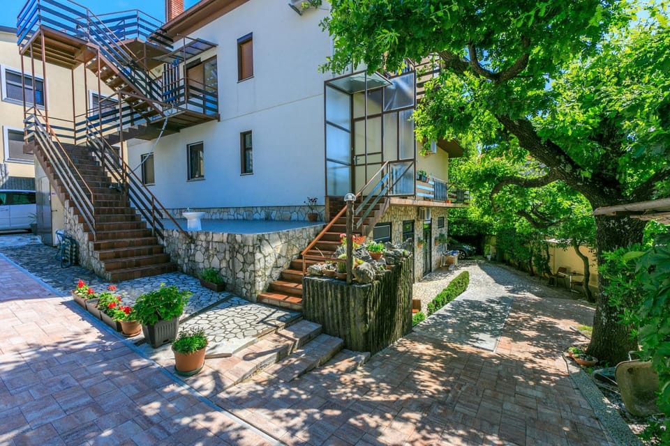 Patio, Facade/entrance