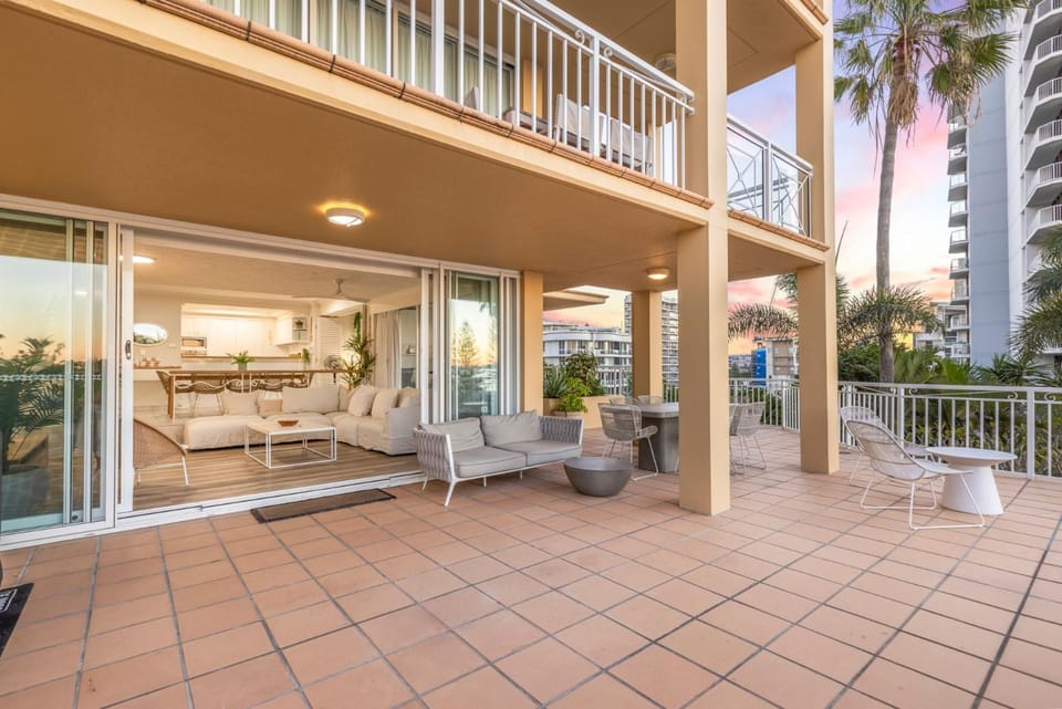Orion 2 - Beachfront Rainbow Bay Coolangatta - All Linen Supplied - Min. 3 night stays year round! Apartment in Tweed Heads