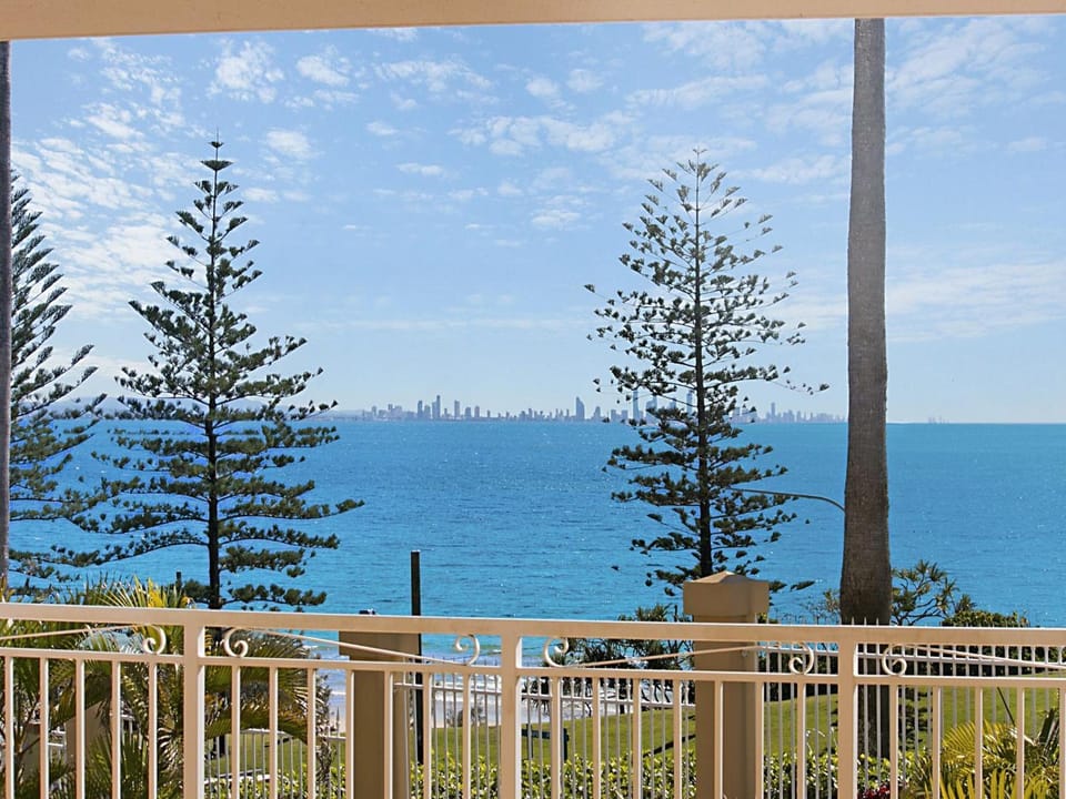 Orion 2 - Beachfront Rainbow Bay Coolangatta - All Linen Supplied - Min. 3 night stays year round! Apartment in Tweed Heads