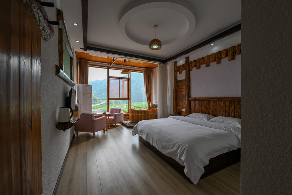 Bed, Natural landscape, TV and multimedia, Photo of the whole room, Bedroom, Bath