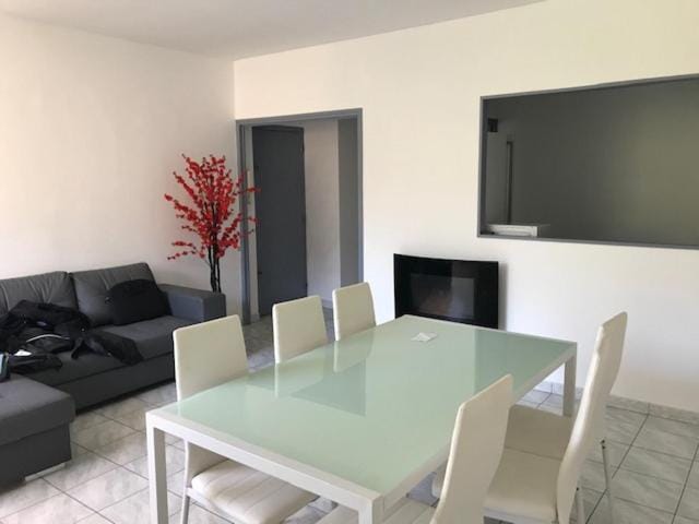 TV and multimedia, Living room, Seating area, Dining area