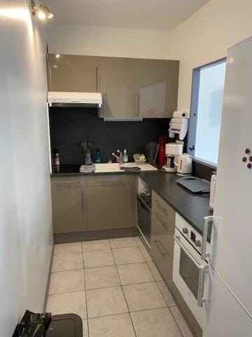 Coffee/tea facilities, Kitchen or kitchenette, dishwasher, oven, stove, toaster