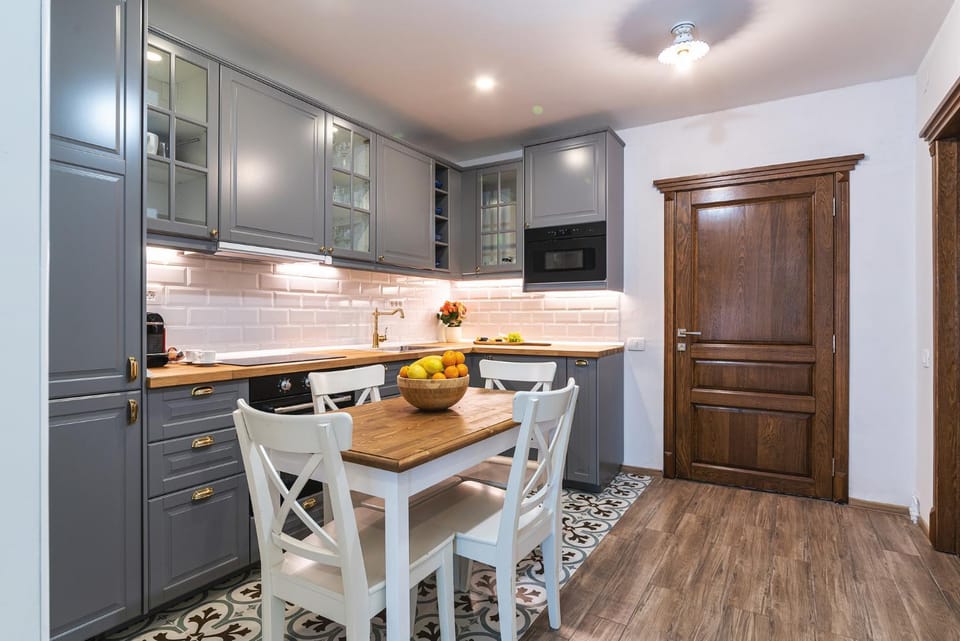 Kitchen or kitchenette, Dining area
