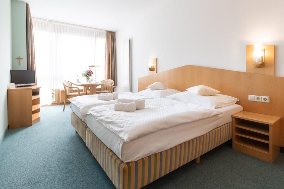 Evangelische Diakonissenanstalt Stuttgart GÄSTEHAUS AM DIAKONISSENPLATZ Bed and Breakfast in Stuttgart