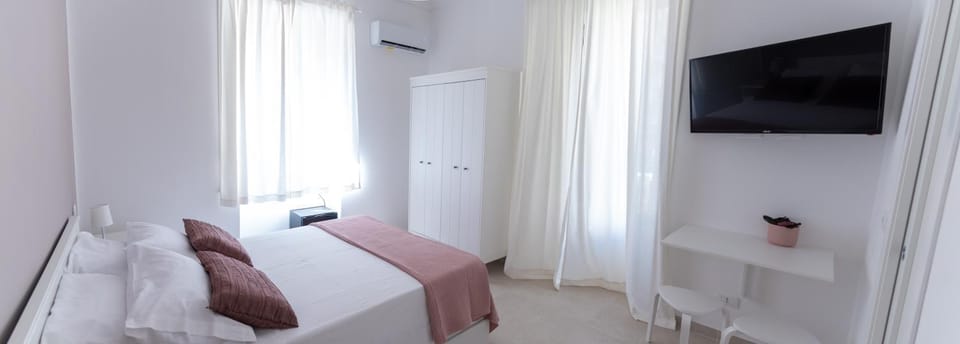 Bed, Photo of the whole room, Bedroom, air conditioner