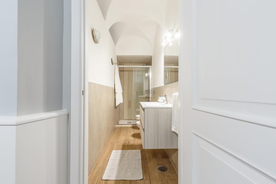 Shower, Toilet, Bathroom, towels