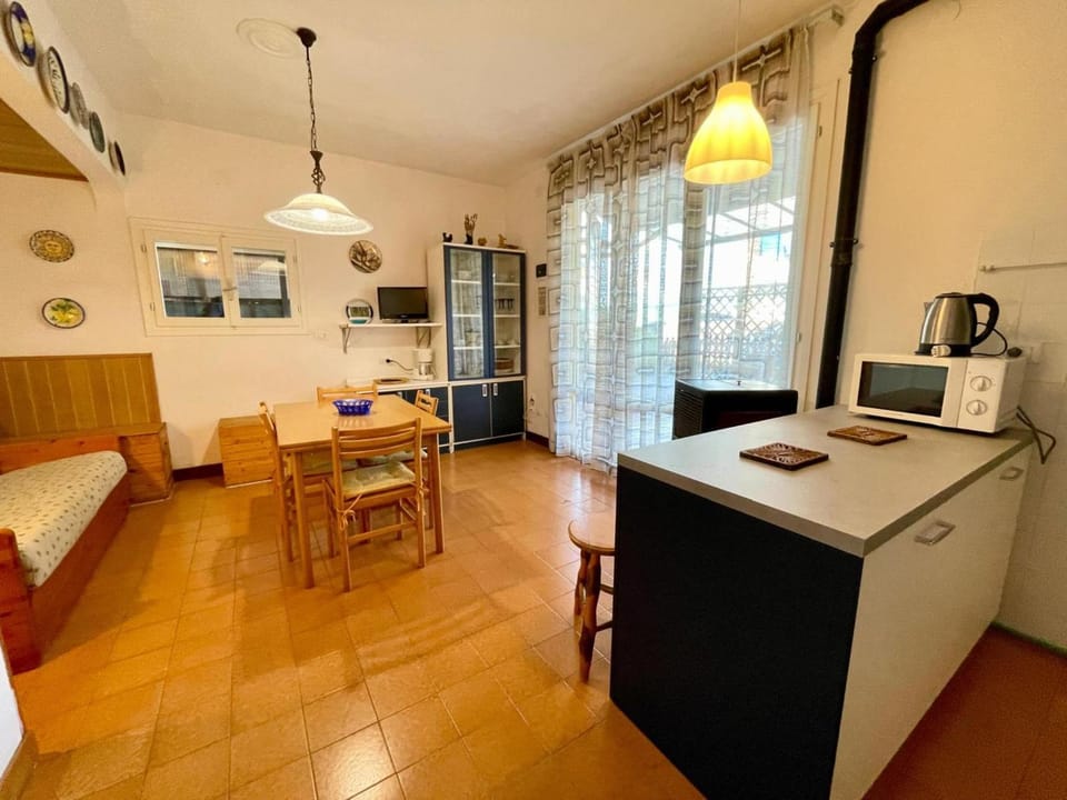 Bed, Bedroom, microwave, oven