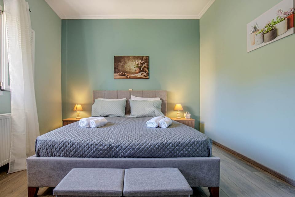 Bed, Bedroom, towels