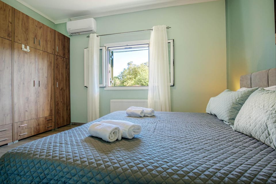 Bed, Photo of the whole room, wardrobe