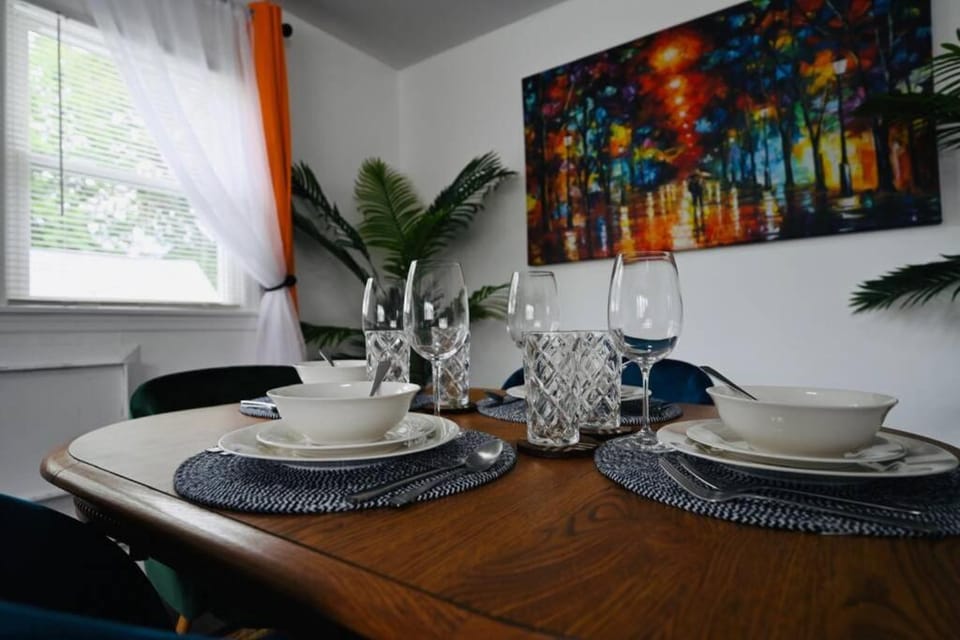Bright & cozy * 2nd Floor Apartment*. Close to NYC Apartment in Bloomfield