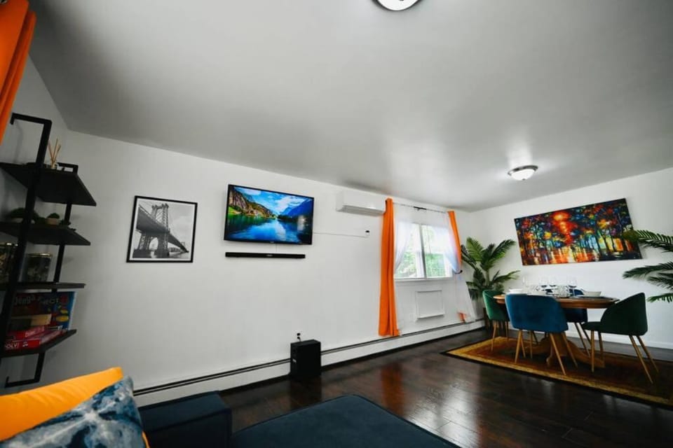 Bright & cozy * 2nd Floor Apartment*. Close to NYC Apartment in Bloomfield