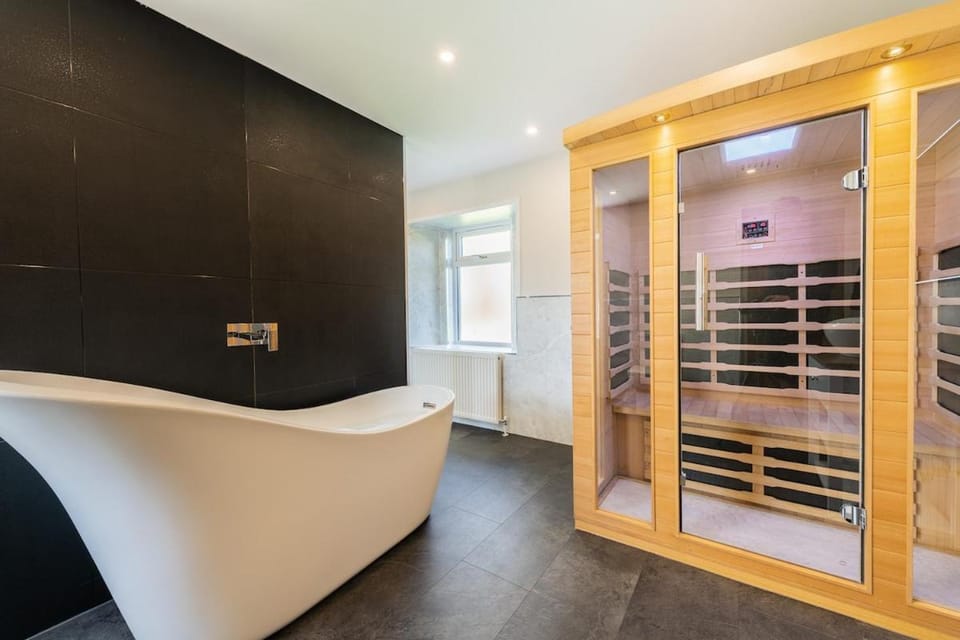 Nether Newton - Sleeps 12, Hottub, Sauna, Private Garden House in England