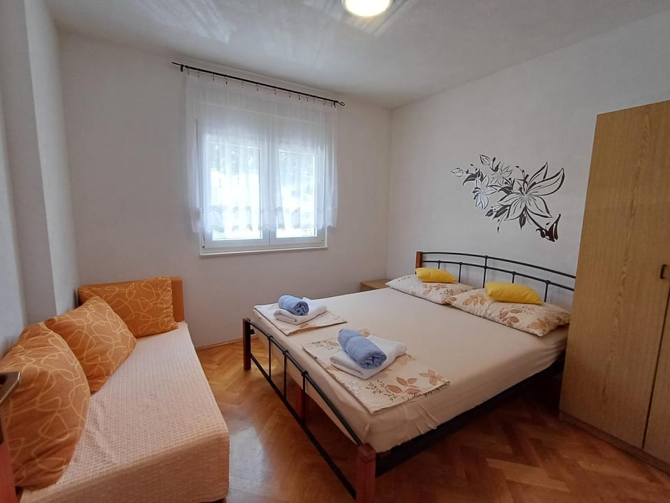 Bed, Bedroom, towels