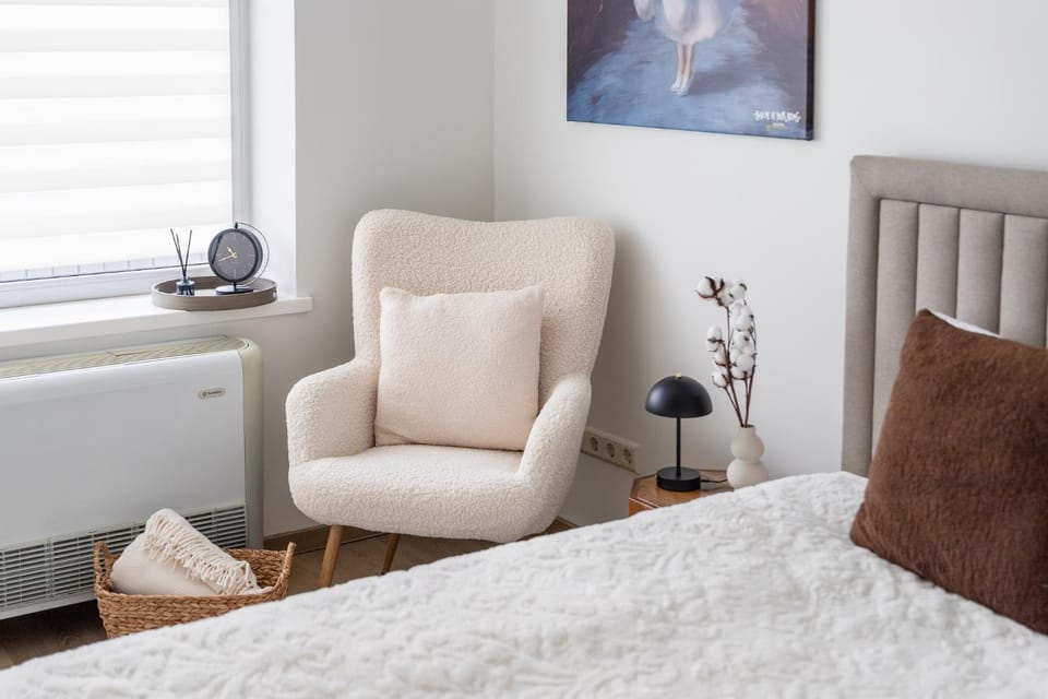 Photo of the whole room, Seating area