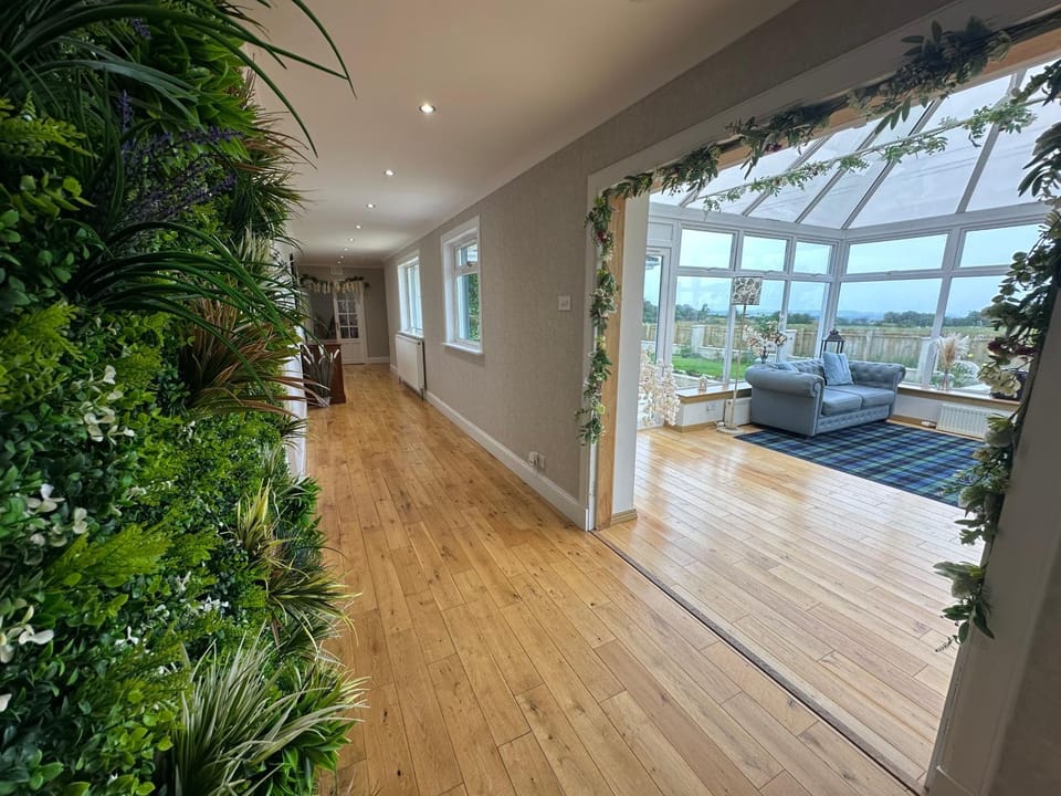 Alton Villa, Sleeps 12, Great for Families, Undercover Hotub & Games Room Villa in England
