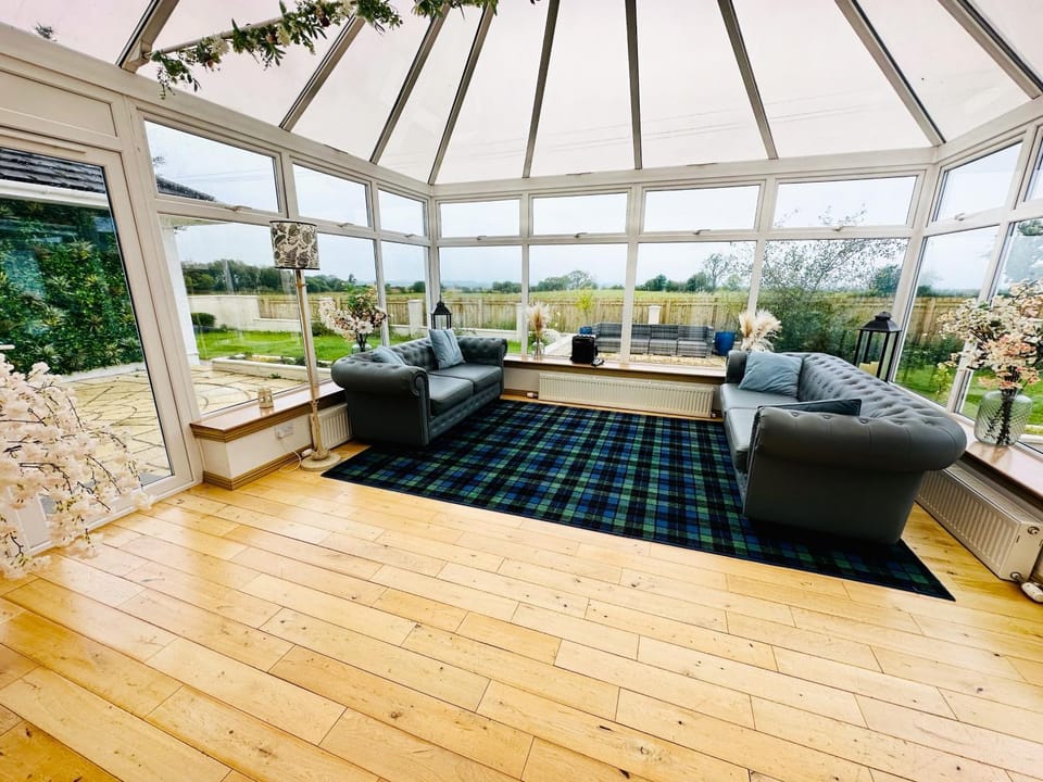 Alton Villa, Sleeps 12, Great for Families, Undercover Hotub & Games Room Villa in England