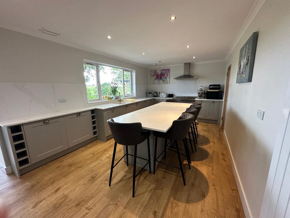 Alton Villa, Sleeps 12, Great for Families, Undercover Hotub & Games Room Villa in England