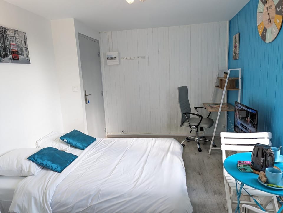Photo of the whole room, Bedroom