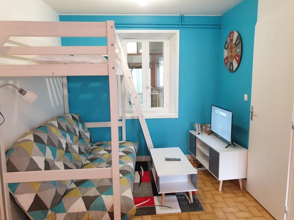 Photo of the whole room, Bedroom, bunk bed