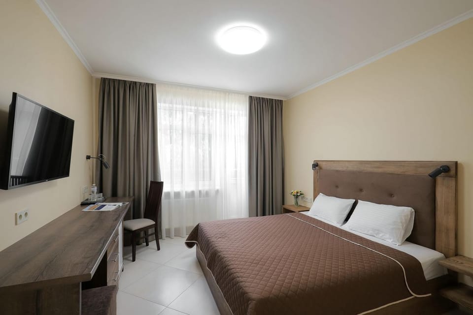 Bed, TV and multimedia, Photo of the whole room, Bedroom