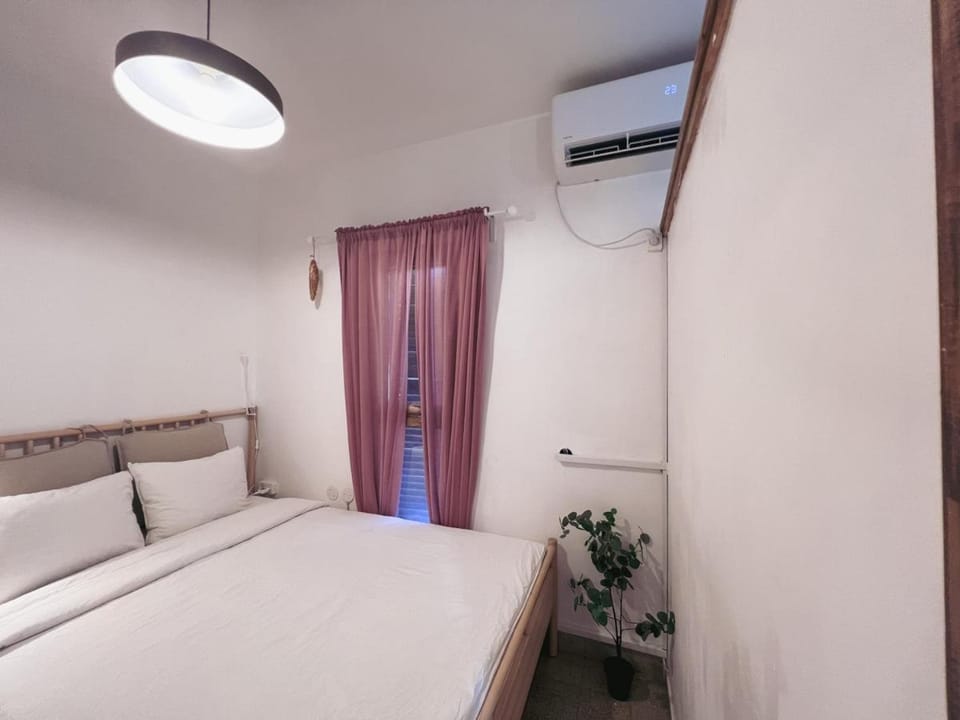Bed, Bedroom, air conditioner