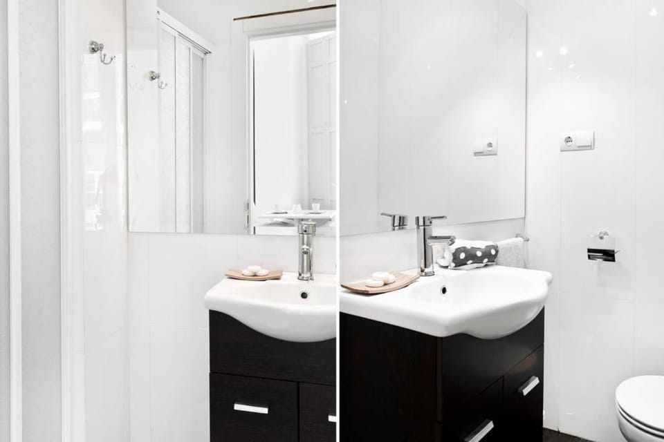 Toilet, Bathroom, towels