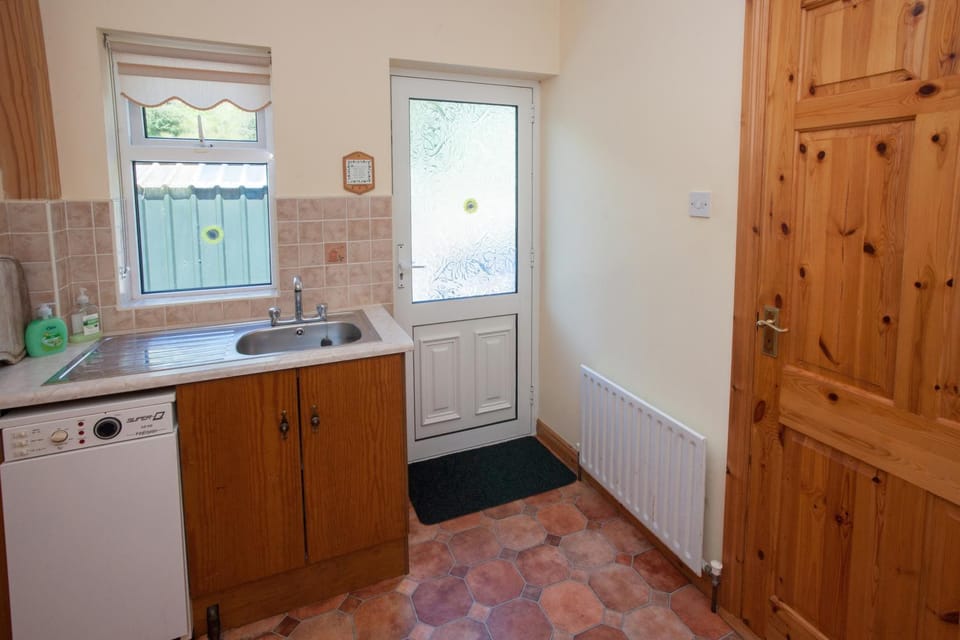 Facade/entrance, flat iron, washing machine