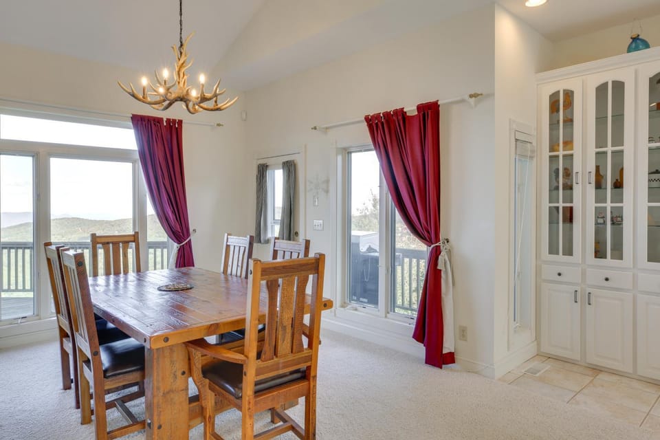 Beech Mtn Views, Next to Ski Resort: Home w/ Decks House in Beech Mountain