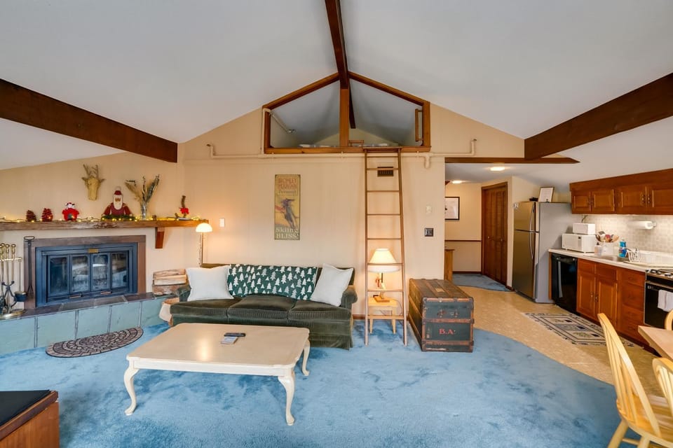 Bromley Mountain Escape w/ 2 Balconies: Hike & Ski House in Peru