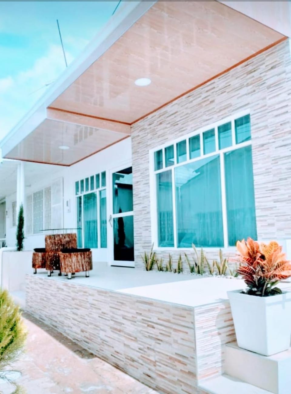 Property building, Facade/entrance, Day, Lobby or reception, locker