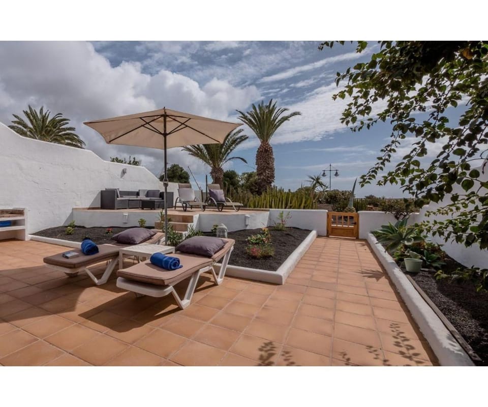Property building, Balcony/Terrace, Living room