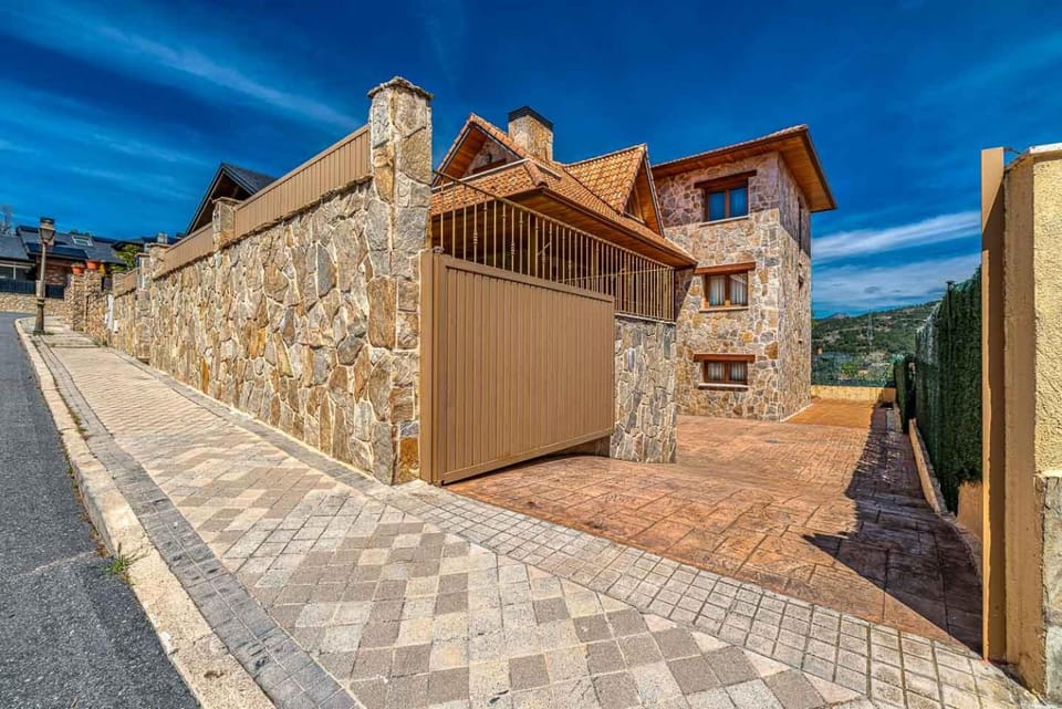 Property building, Facade/entrance, Parking, locker