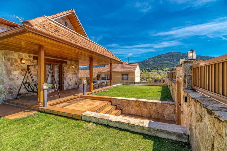 Property building, Facade/entrance, Garden, Garden view, Mountain view, locker