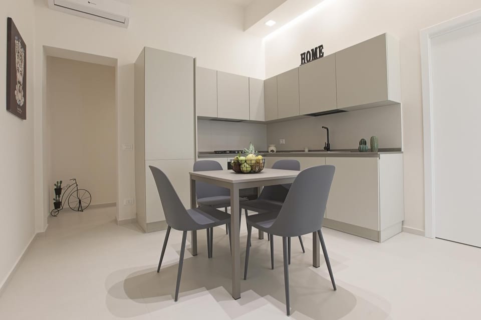Kitchen or kitchenette, Dining area