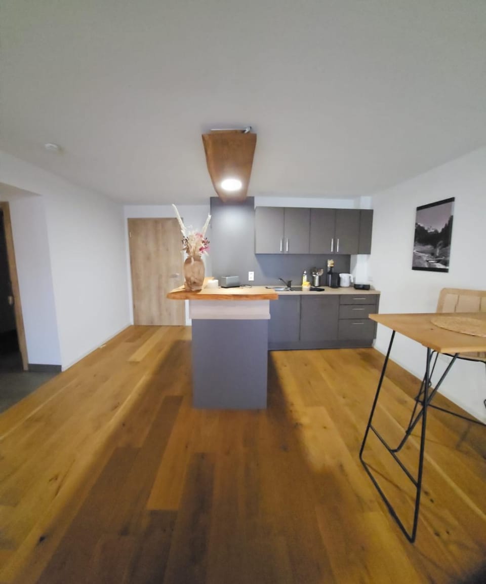 TV and multimedia, Kitchen or kitchenette, Dining area, stove