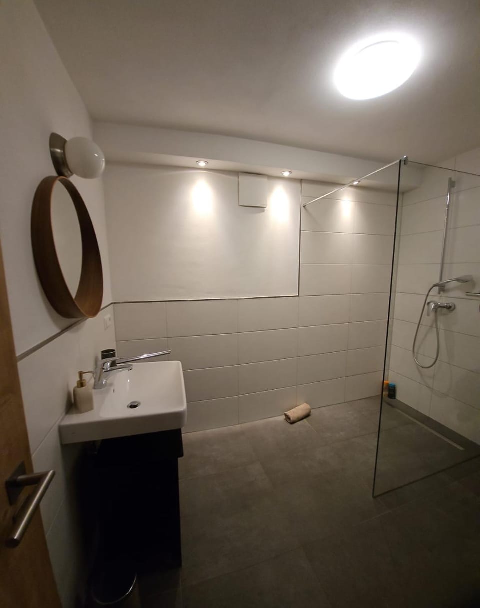 Shower, Bathroom, towels