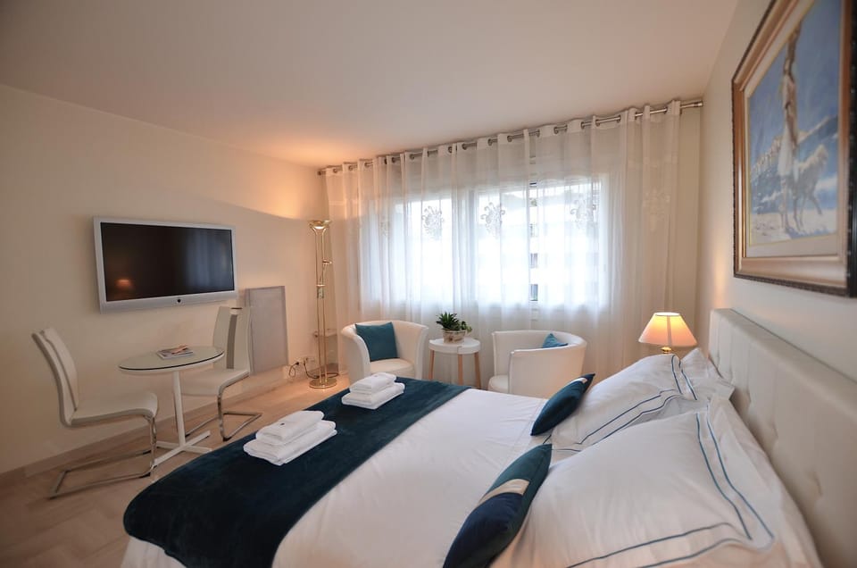 Bed, TV and multimedia, Photo of the whole room