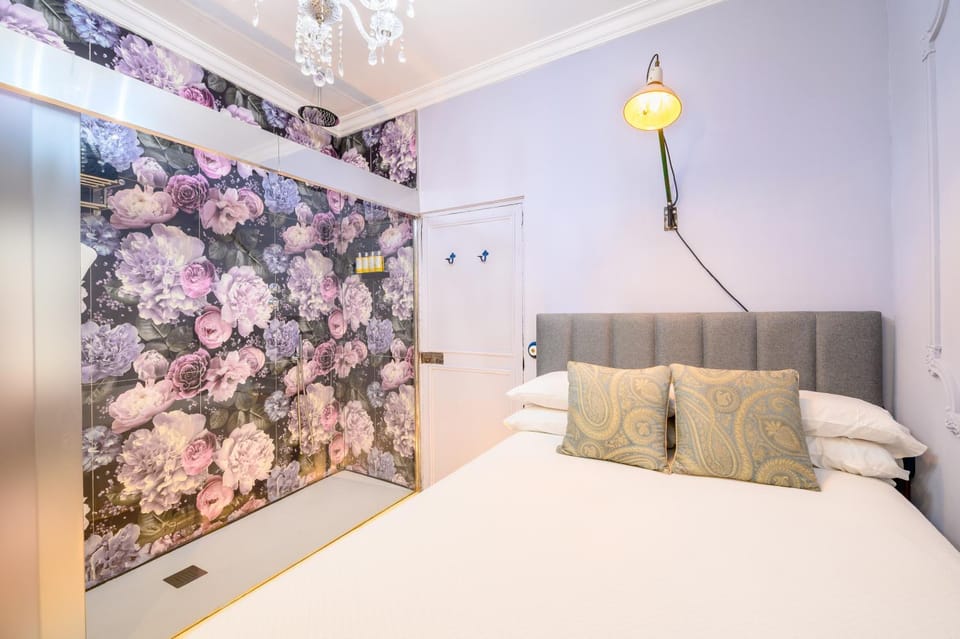 Shower, Bed, Photo of the whole room, Bedroom, heating, air conditioner