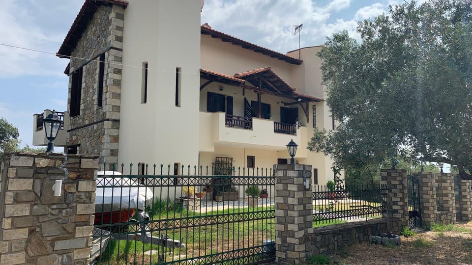 Property building, Facade/entrance, Parking
