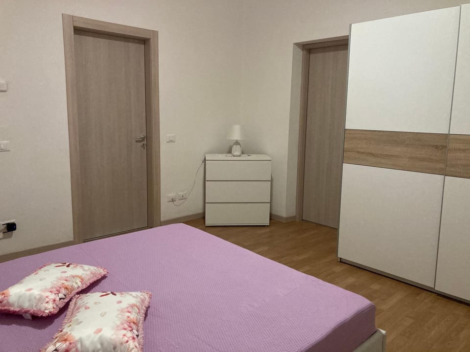 Bed, Photo of the whole room, wardrobe