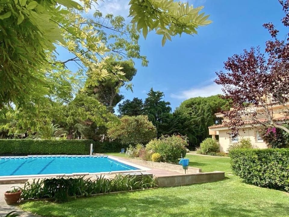 Property building, Spring, Day, Garden, Garden view, Pool view, Swimming pool, sunbed