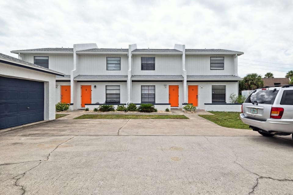 Property building, Day, Neighbourhood, Street view, Parking